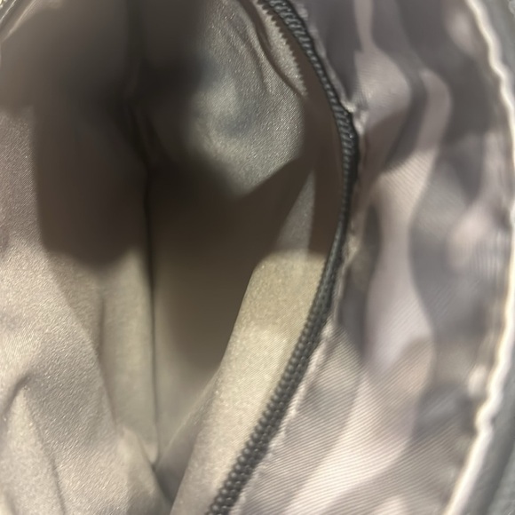 Baggallini light grey camouflage travel bag w multiple zippers pockets & strap - Picture 9 of 11